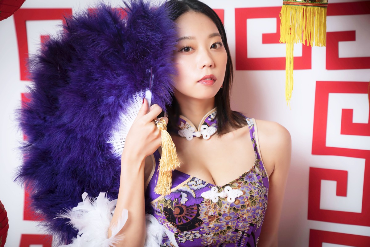 青山ひかる、「週刊ビッグコミックスピリッツ」(小学館)49号アザーカット