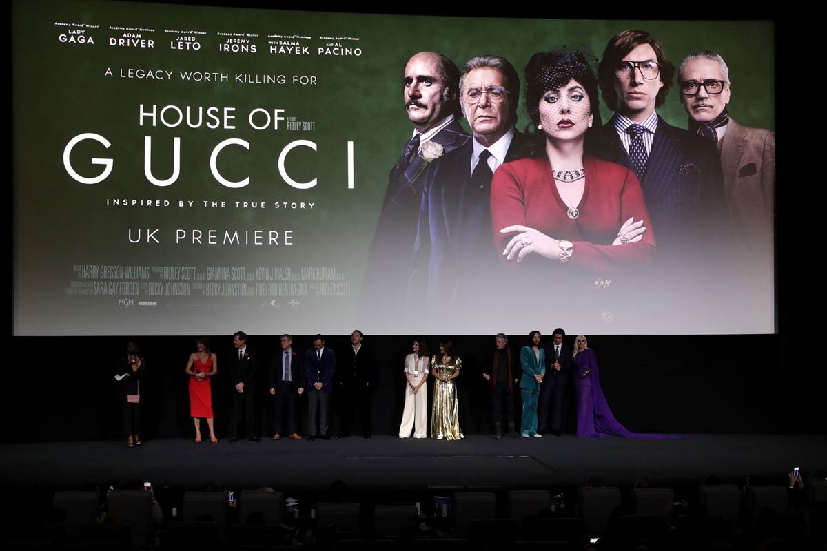 レディー・ガガ、GUCCIの鮮やかな紫色のドレスで登場！　『ハウス・オブ・グッチ』ロンドンプレミア