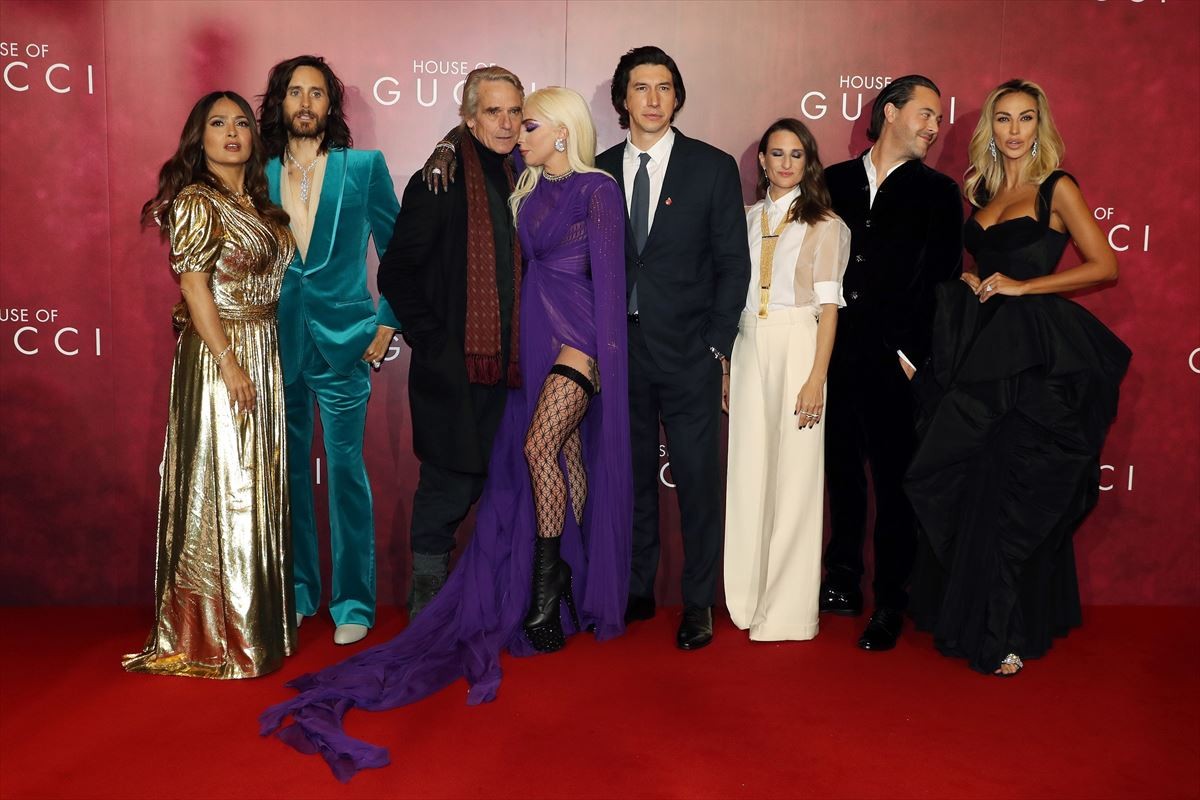 レディー・ガガ、GUCCIの鮮やかな紫色のドレスで登場！　『ハウス・オブ・グッチ』ロンドンプレミア