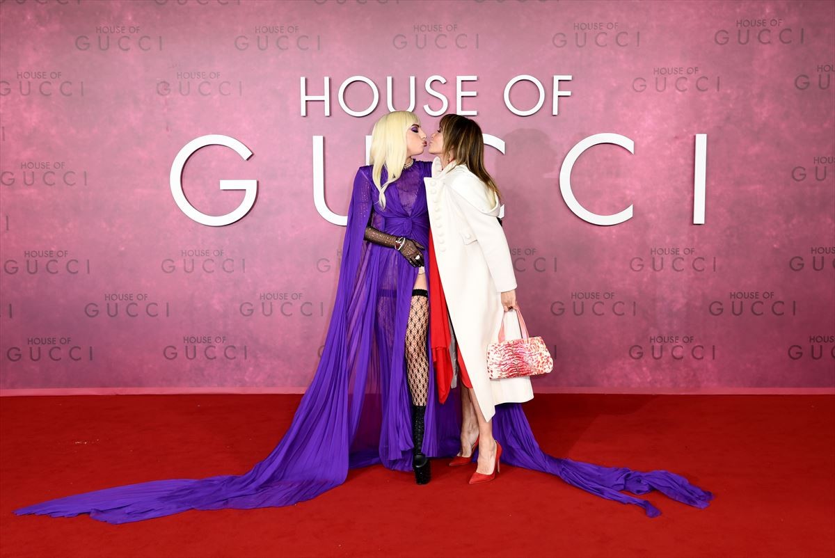 レディー・ガガ、GUCCIの鮮やかな紫色のドレスで登場！　『ハウス・オブ・グッチ』ロンドンプレミア