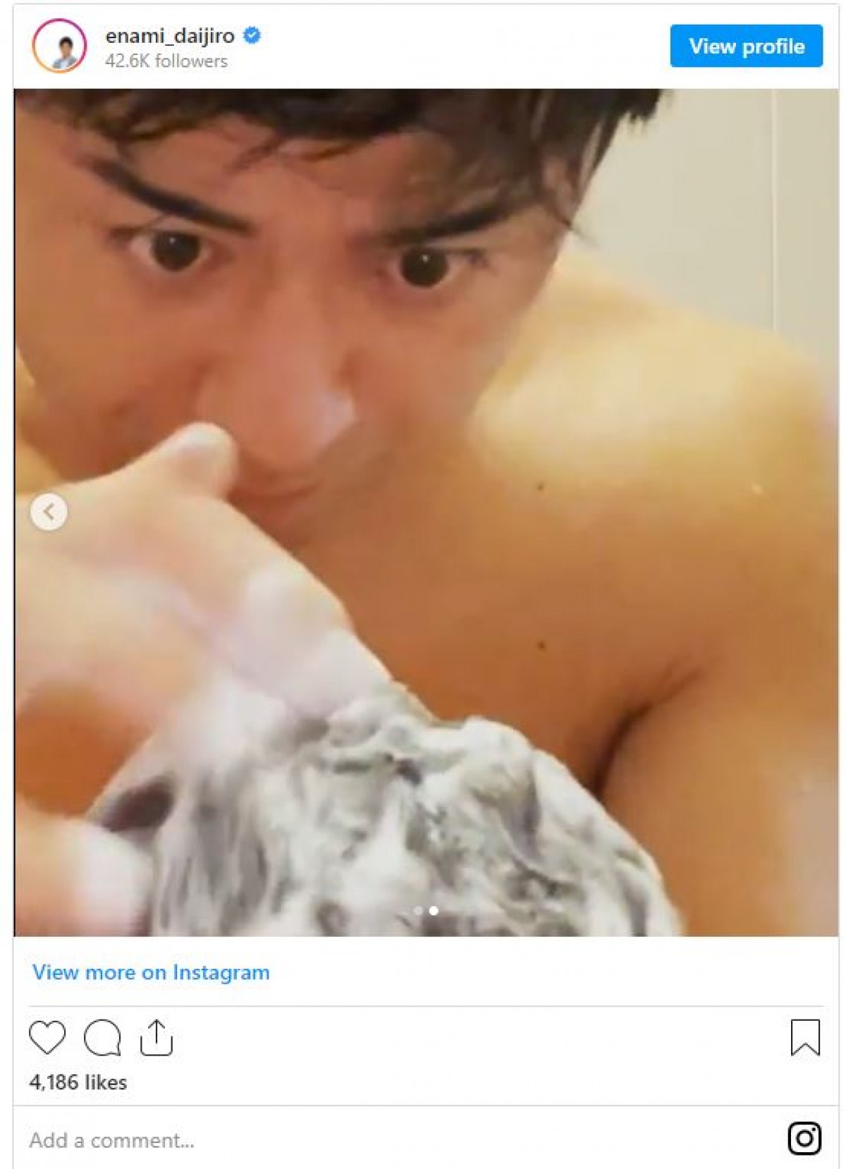 榎並大二郎アナ、目力がスゴい！　息子を洗髪する姿に反響「素敵なパパさん」