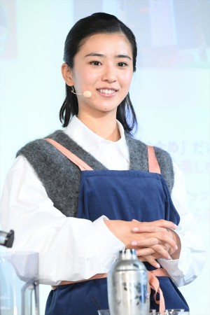 黒島結菜、家電と食のサブスク「foodable」サービス発表会に登場