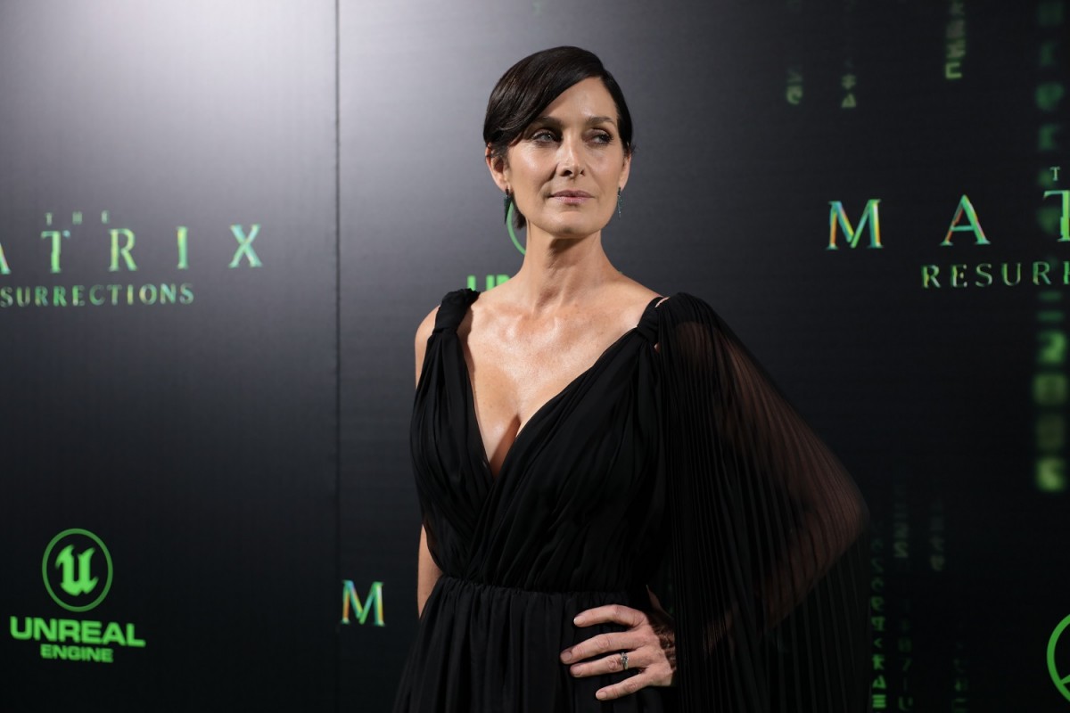 キャリー＝アン・モス、プレミアのドレスがマトリックス仕様だった！