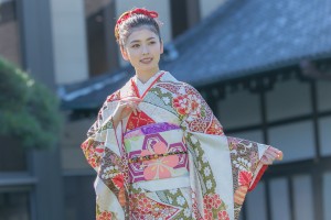 2022年オスカープロモーション新春晴れ着撮影会に登場した小芝風花