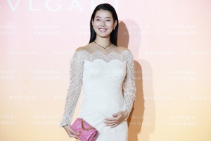 「BVLGARI AVRORA AWARDS 2021」ゴールデンカーペットセレモニーに登場したすみれ
