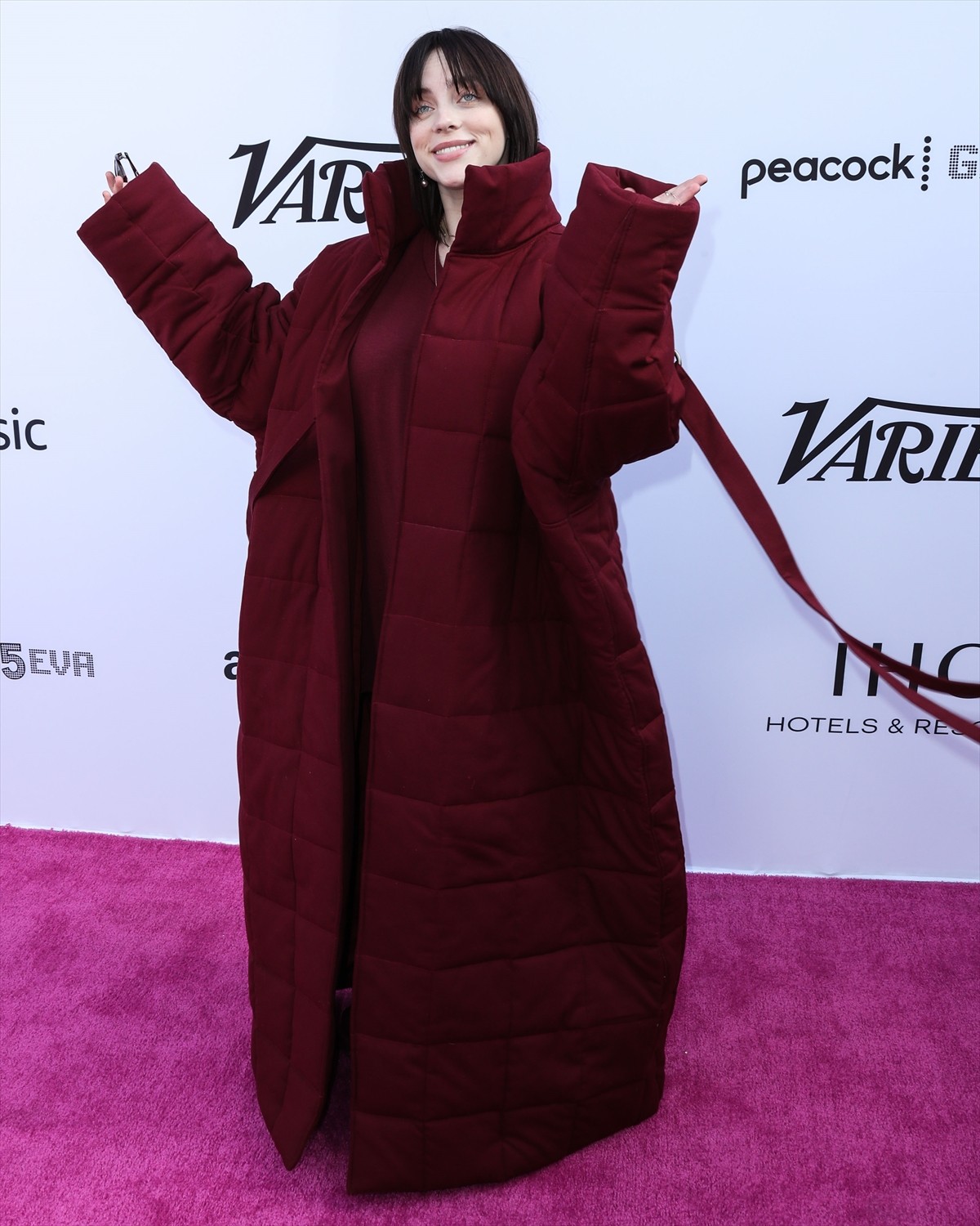 ビリー・アイリッシュが黒髪に！　イメチェンヘアでイベントに登場