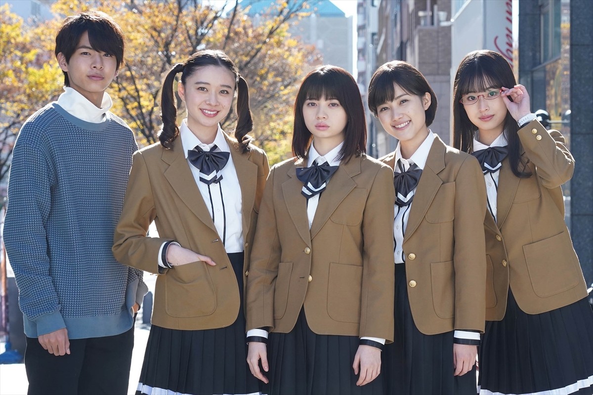 『ラーメン大好き小泉さん 二代目!2022年新春SP』に出演する(左から)小宮璃央、田鍋梨々花、桜田ひより、井頭愛海、井本彩花