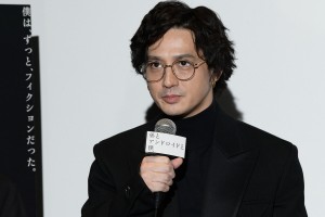 映画『弟とアンドロイドと僕』完成報告イベントに登場した安藤政信