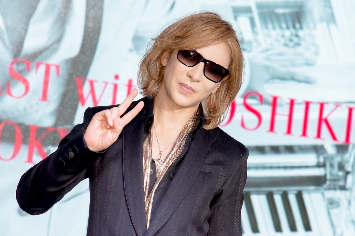 YOSHIKI、約2年ぶり公の場で名曲演奏　久々の日本に喜び「ラーメンとか食べたい」