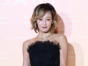 「BVLGARI AVRORA AWARDS 2021」ゴールデンカーペットセレモニーに登場した西山茉希