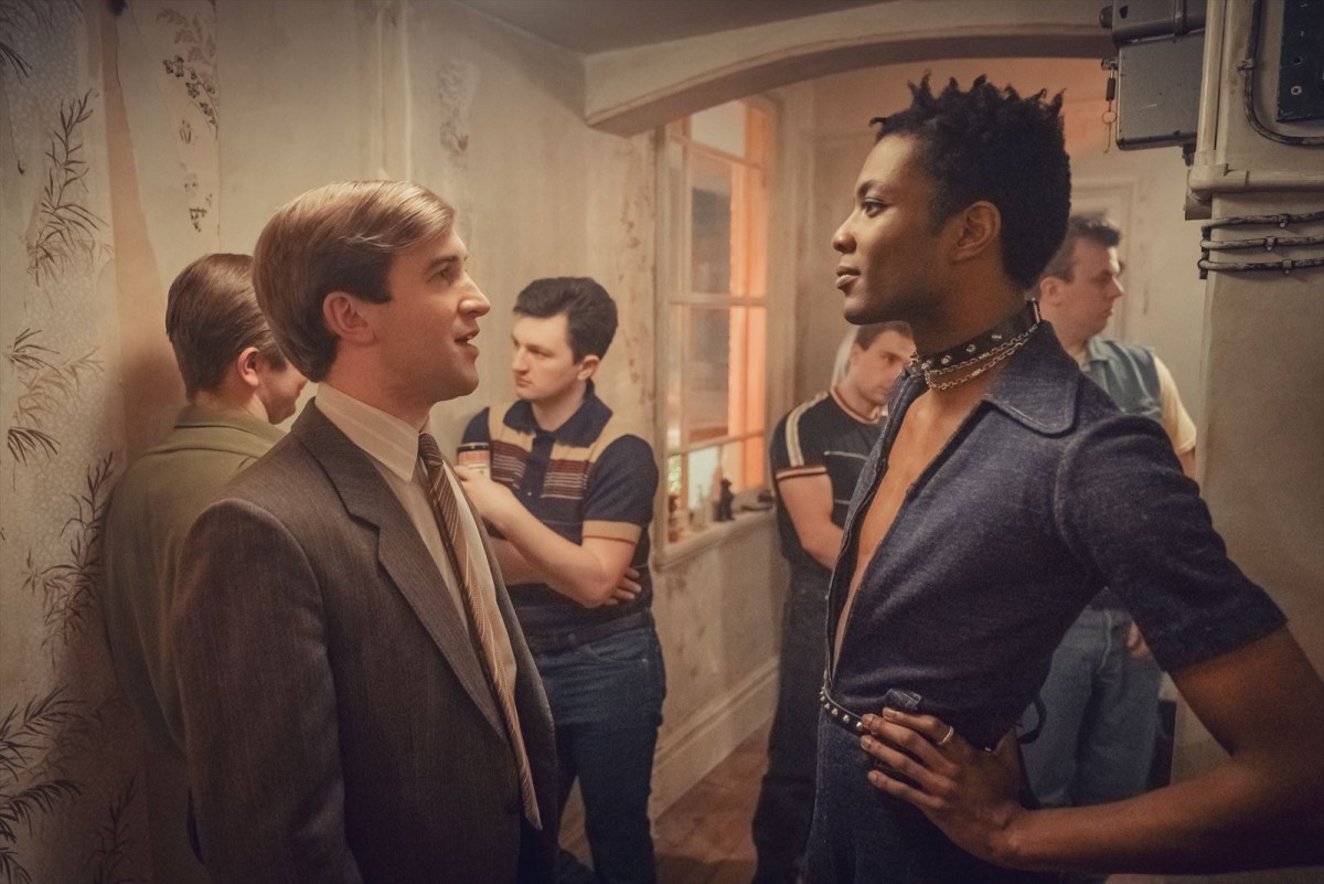 オリー・アレクサンダー、HIV／エイズに翻弄される若者を熱演　『IT’S A SIN』インタビュー映像