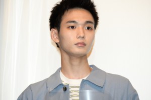 映画『うみべの女の子』初日舞台あいさつに登場した青木柚