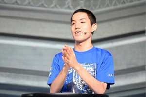 「KCグランドトーナメント2021」本戦決勝ステージに登場した都築拓紀（四千頭身）