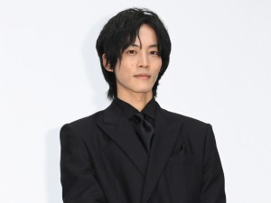 松坂桃李、映画『孤狼の血 LEVEL2』公開記念舞台あいさつに出席