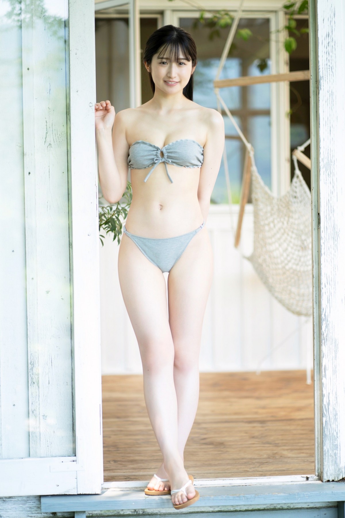 “透明感美少女”　貝賀琴莉19歳　健康美光るフレッシュな水着姿　撮り下ろしグラビア