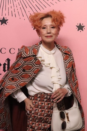 「Gucci Garden Archetypes」展 フォトコールに登場した夏木マリ