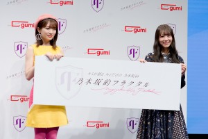 ゲーム『乃木坂的フラクタル』新CM発表会に登場した乃木坂46（左から）秋元真夏、北野日奈子