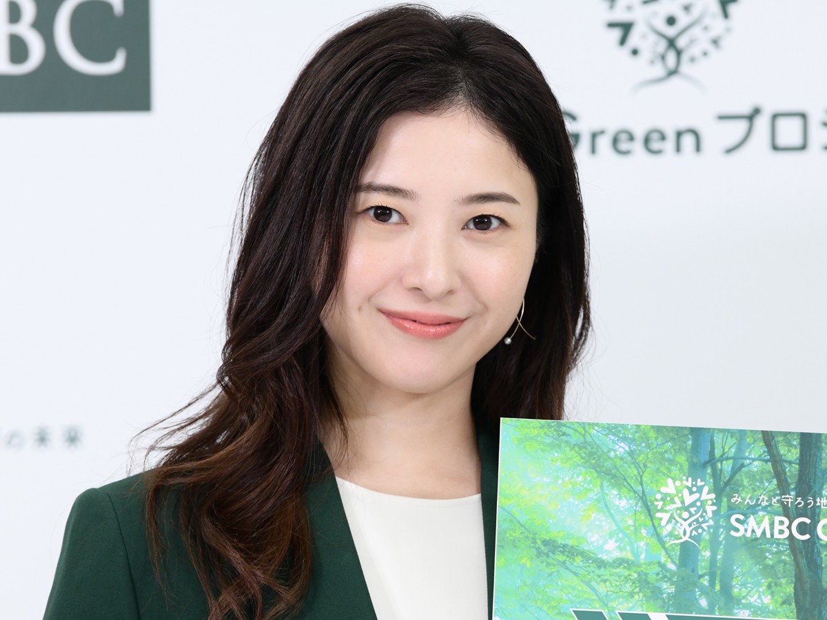 吉高由里子、“SMBCイメージ”緑のスーツに笑顔　なで肩「カバーされてる」