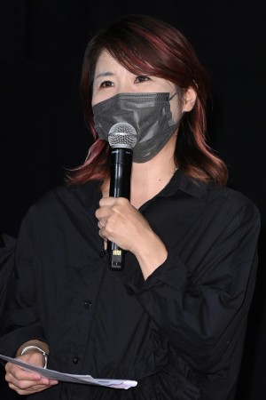 映画『空白』初日舞台あいさつで司会を務めた伊藤さとり