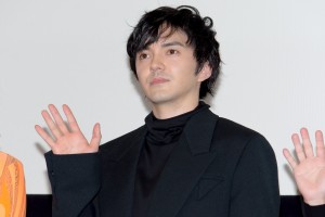 映画『恋する寄生虫』完成披露舞台あいさつに登場した林遣都