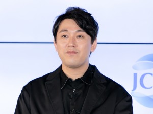 コンタクトレンズ協会記者発表会に登場したオズワルド・畠中悠