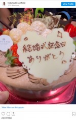 ※結婚式を祝うケーキを持つ佐々木健介
