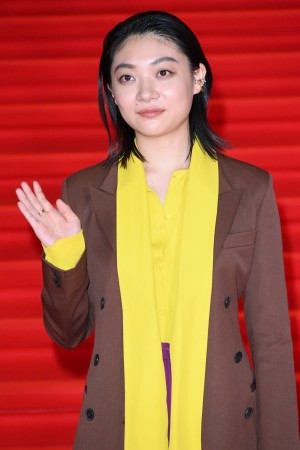 「第34回東京国際映画祭」レッドカーペットに出席した三浦透子