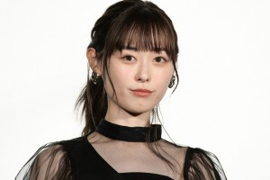 映画『アイの歌声を聴かせて』公開初日舞台あいさつに登場した福原遥