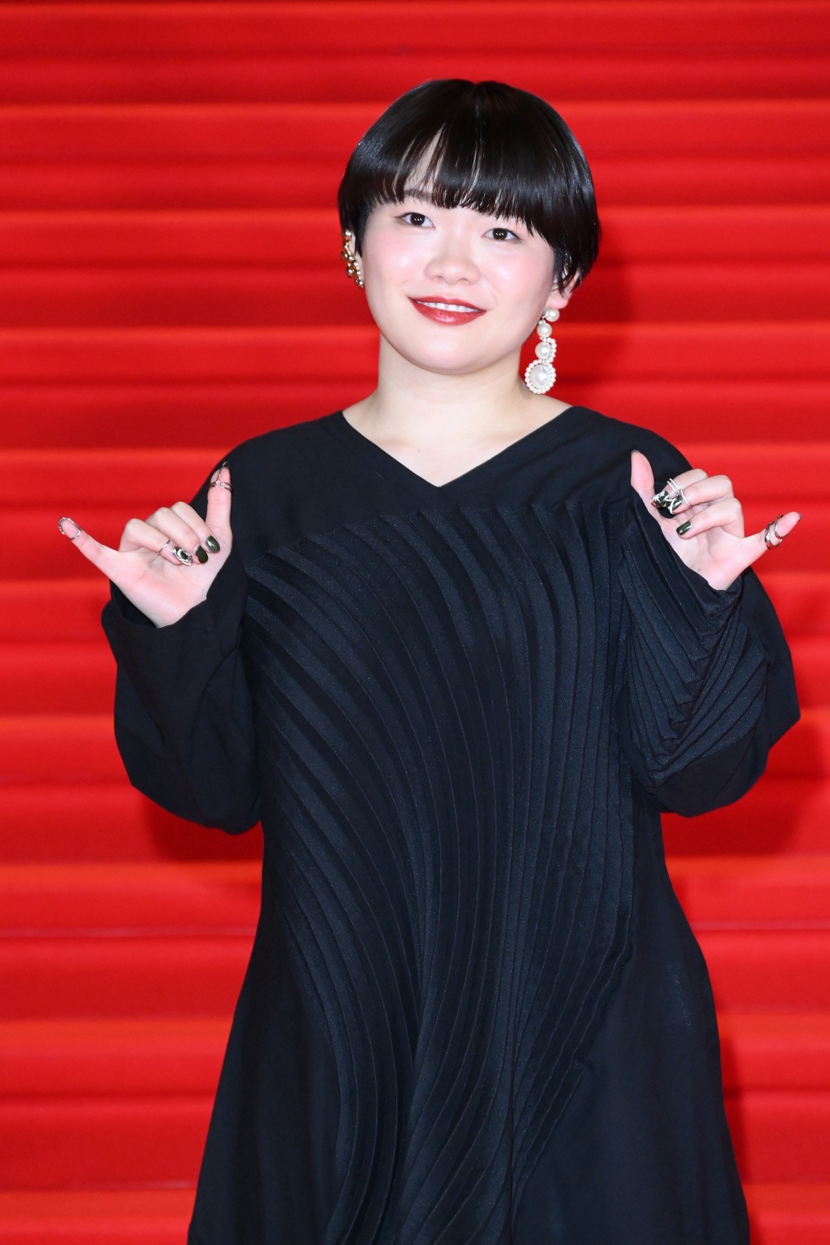 美山加恋＆富田望生、ドレス姿で大人な装い　アロハポーズで笑顔＜第34回東京国際映画祭＞