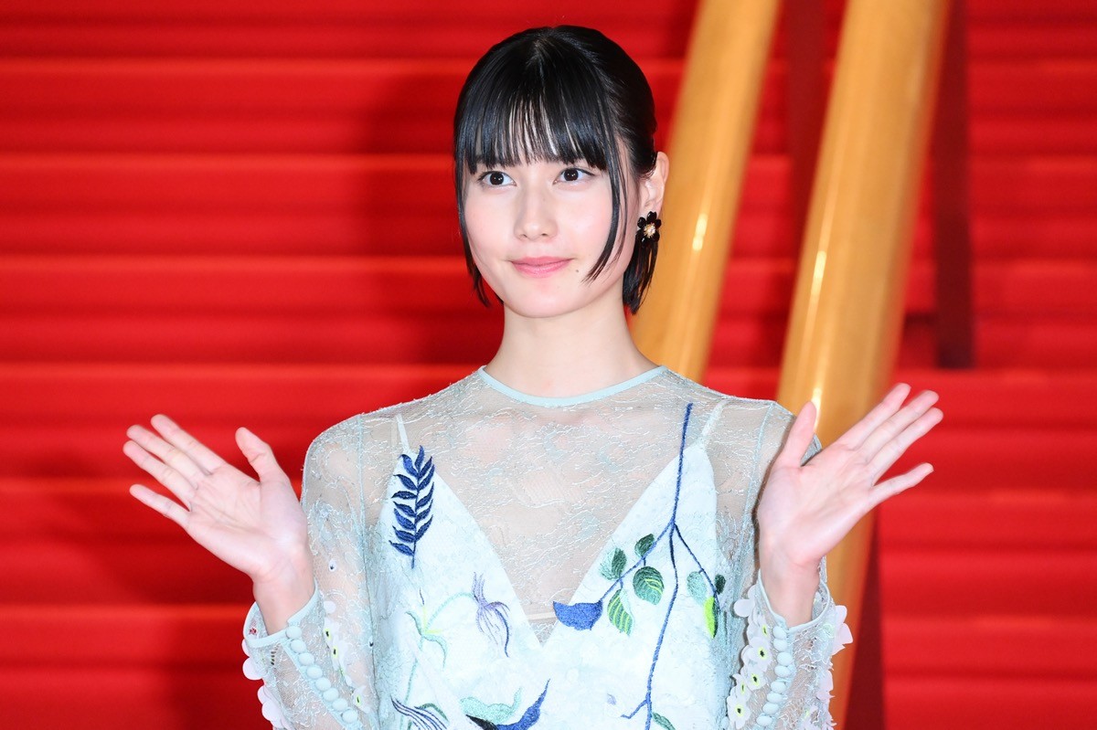 橋本愛、ボタニカル柄ワンピースで登場　アンバサダーとして「少しでも自分にできることを」＜第34回東京国際映画祭＞