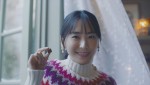 新垣結衣が出演　明治「メルティーキッス」新テレビCM「今年も雪のようなくちどけを。」篇より