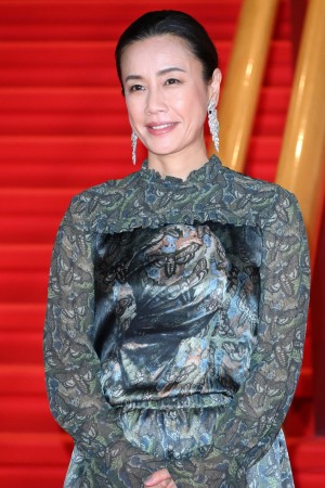 「第34回東京国際映画祭」レッドカーペットに出席した渡辺真起子