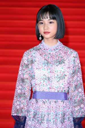 「第34回東京国際映画祭」レッドカーペットに出席した山崎七海