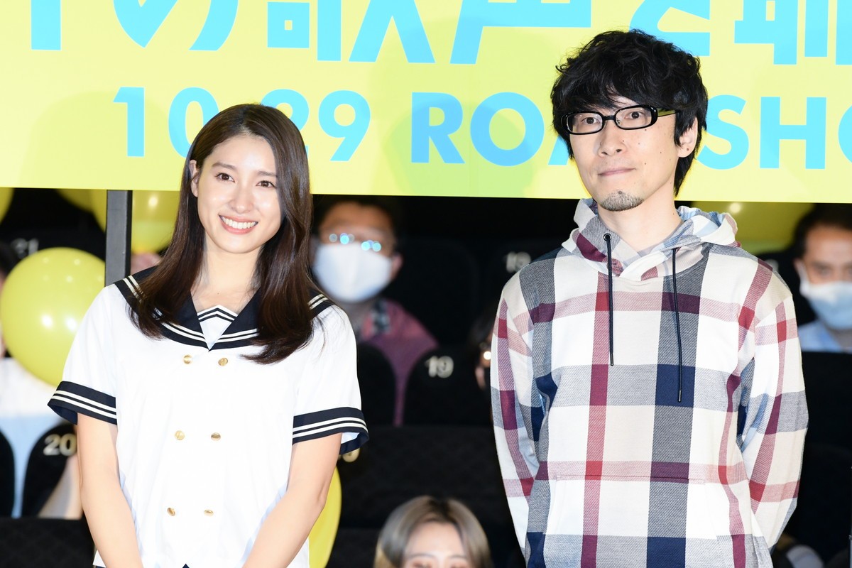 土屋太鳳、“制服風”ミニ丈衣装を披露するも想定外の事態に「こんなにマスコミの方々が」