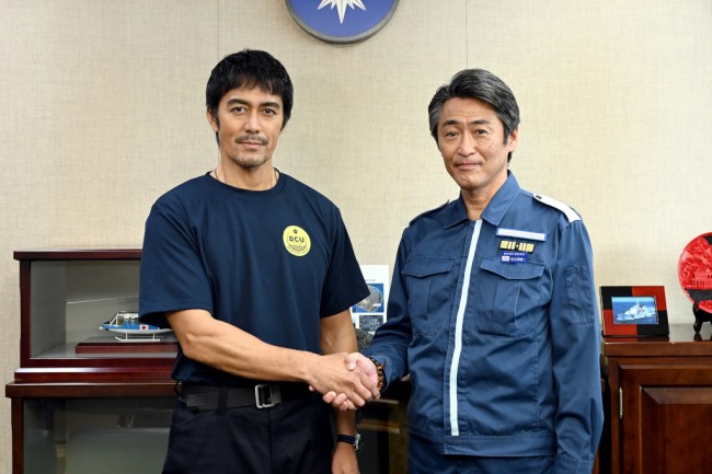 ドラマ『DCU』（左から）主演の阿部寛と、上司役で出演する佃典彦