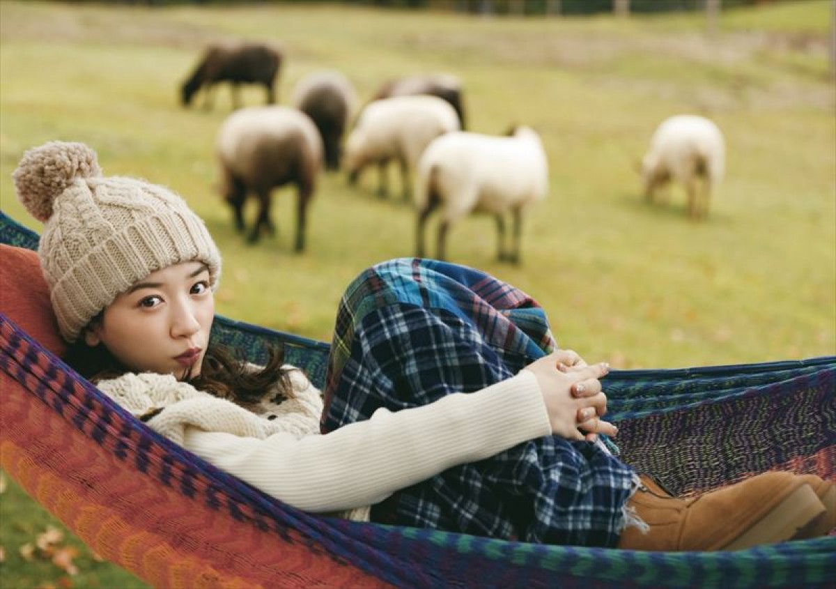 永野芽郁、圧倒的な透明感！　北海道で撮影の2022カレンダー発売決定