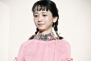 映画『シノノメ色の週末』初日舞台あいさつに登場した三戸なつめ