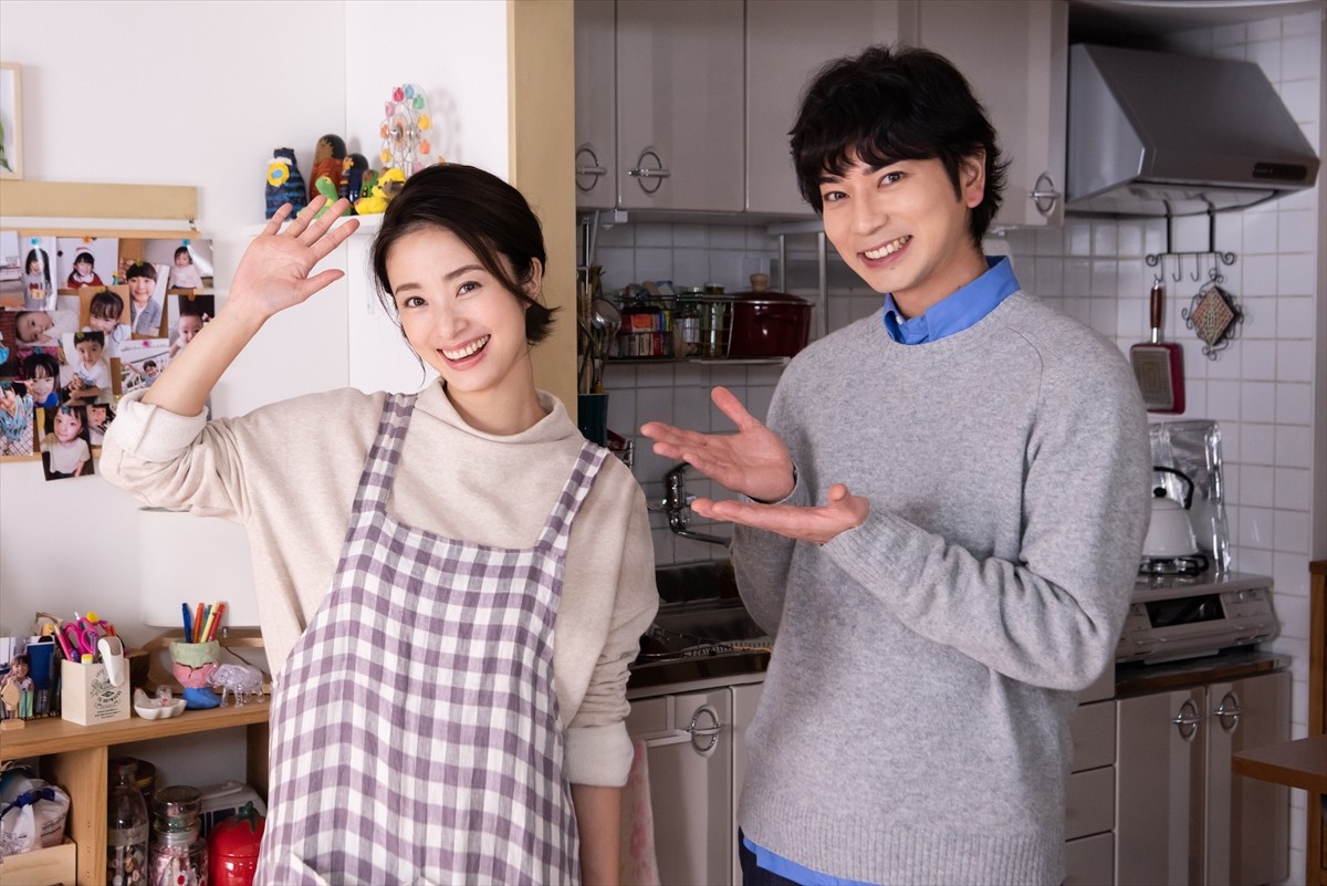 ドラマ『となりのチカラ』で初共演を果たす(左から)上戸彩と松本潤