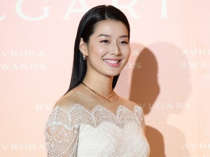 「BVLGARI AVRORA AWARDS 2021」ゴールデンカーペットセレモニーに登場したすみれ