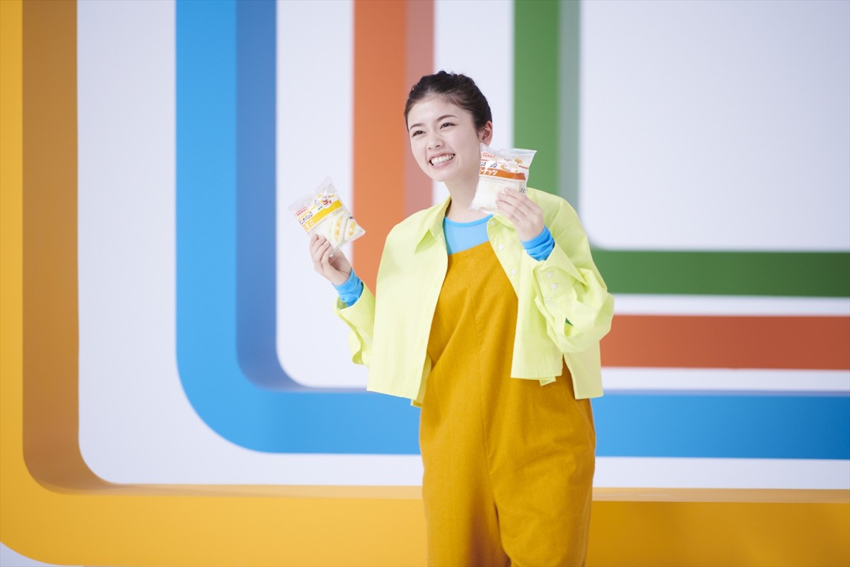 小芝風花、「ランチパック」新CMで元気いっぱいジャンプ！　タイアップ曲はジャニーズWEST