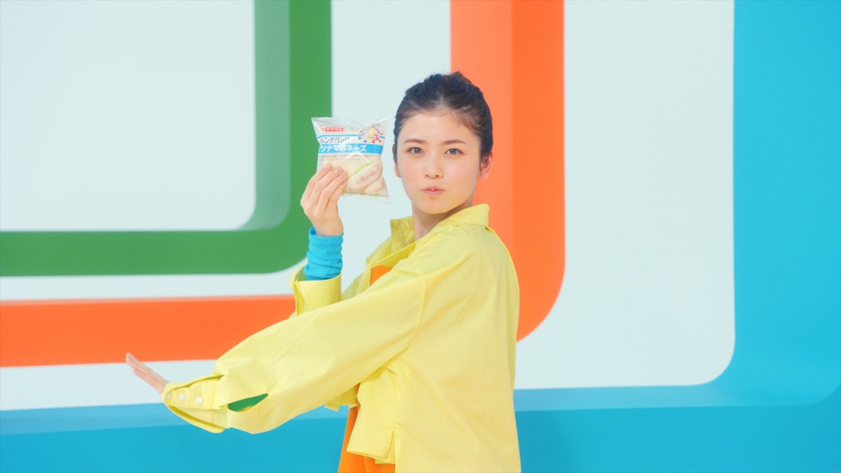 小芝風花、「ランチパック」新CMで元気いっぱいジャンプ！　タイアップ曲はジャニーズWEST