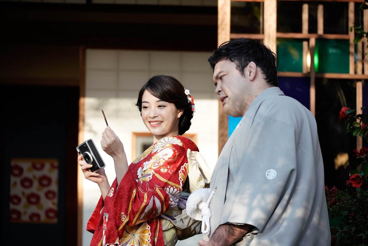 広瀬すず、艶やかな着物姿　吉沢亮＆ウルフ・アロン選手を“チェキで激写”