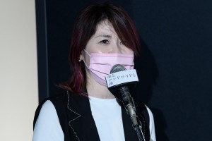 映画『弟とアンドロイドと僕』完成報告イベントに登場した伊藤さとり（MC）