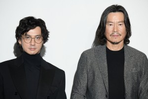 映画『弟とアンドロイドと僕』完成報告イベントに登場した（左から）安藤政信、豊川悦司