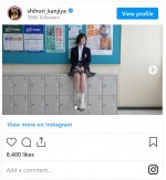 制服姿の貫地谷しほり　※「貫地谷しほり」インスタグラム