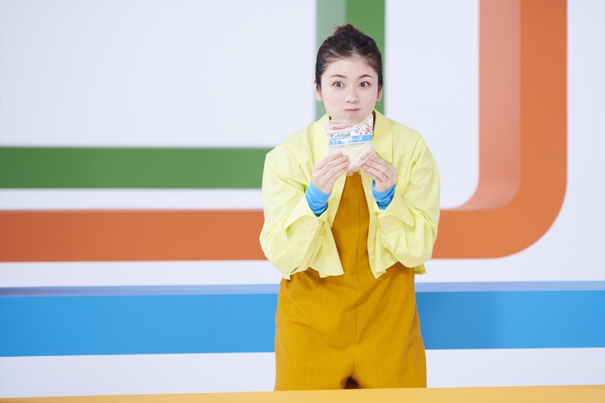 小芝風花、「ランチパック」新CMで元気いっぱいジャンプ！　タイアップ曲はジャニーズWEST
