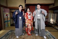 テレビCM「お正月を写そう♪ 2022 チェキ・エモい写真」篇に出演する吉沢亮、広瀬すず、ウルフ・アロン選手