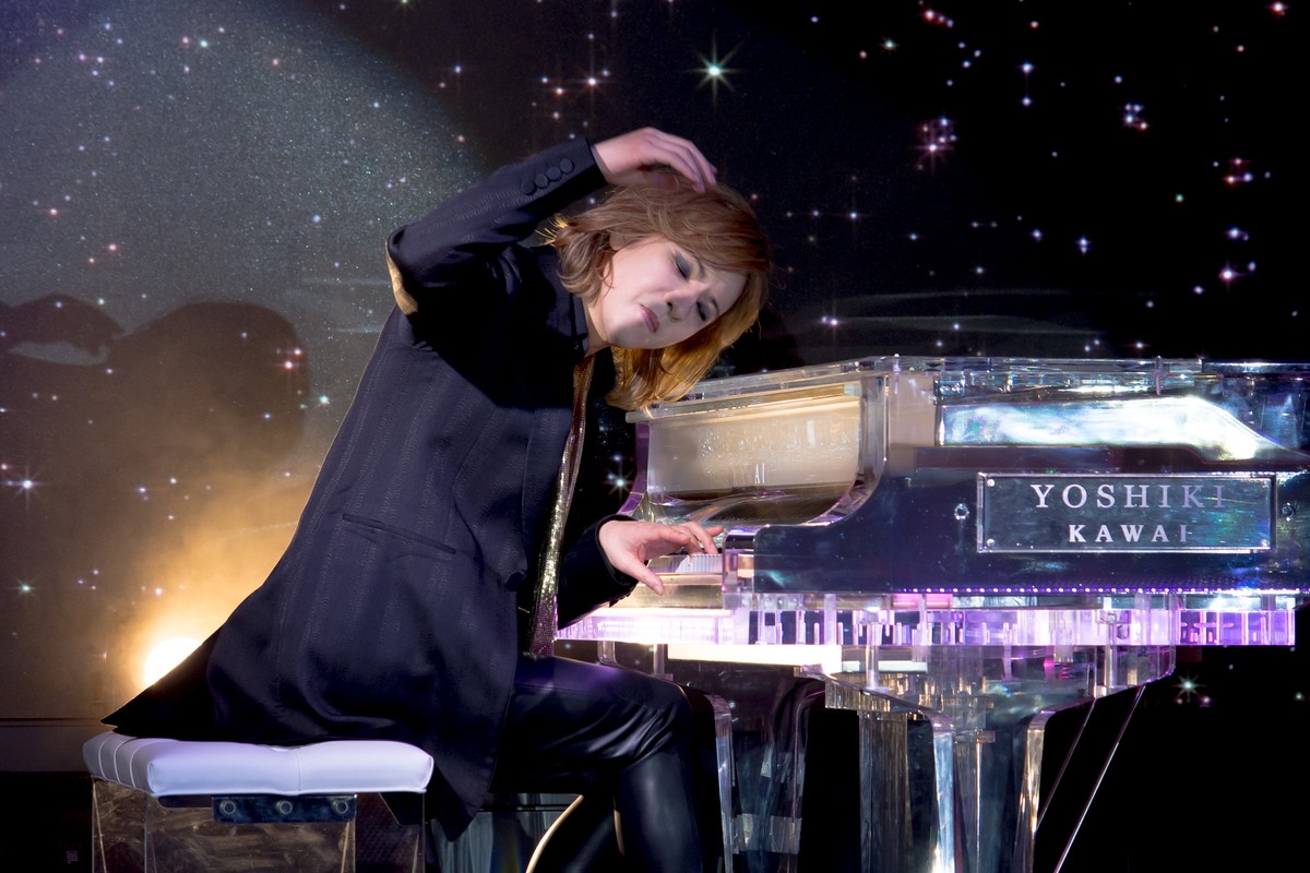 YOSHIKI、約2年ぶり公の場で名曲演奏　久々の日本に喜び「ラーメンとか食べたい」