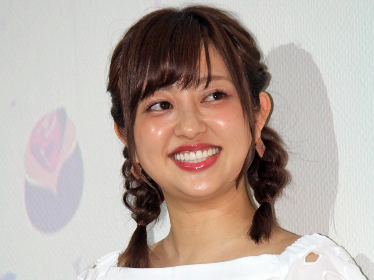 菊地亜美「こんな事ある？笑」夫と愛娘、偶然リンクコーデ2ショットに反響