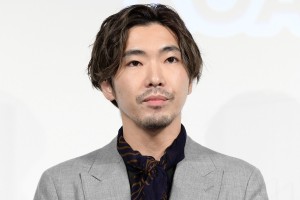 映画『先生、私の隣に座っていただけませんか？』完成報告会に登場した柄本佑